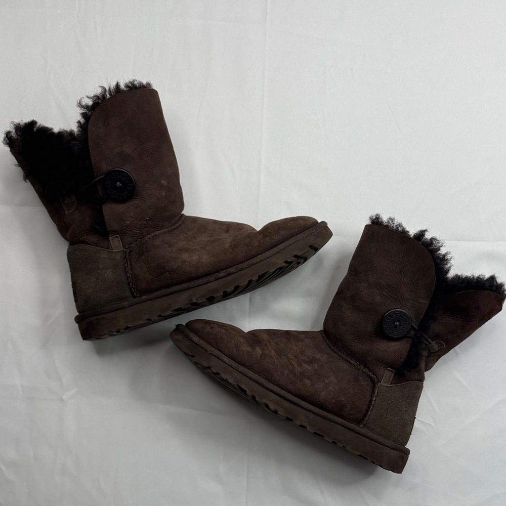 UGG Women's Bailey Button II boots in brown size 8 Sherpa sheep wool lining